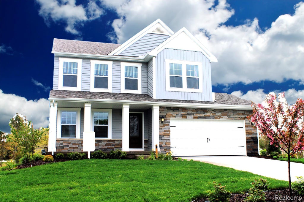 7327 Geraldine Circle, Gaines township