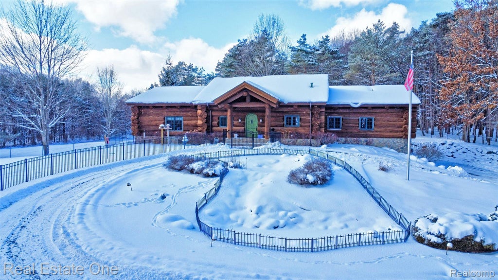 4340 Lahring Road, Holly township