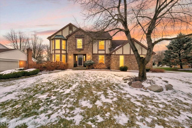 9377 Pineview Drive, Plymouth charter township