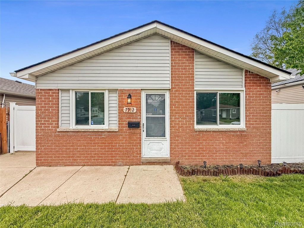 7912 Pine Street, Taylor city