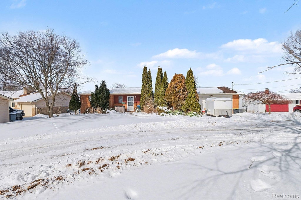4100 Four Lakes Avenue, Fenton charter township