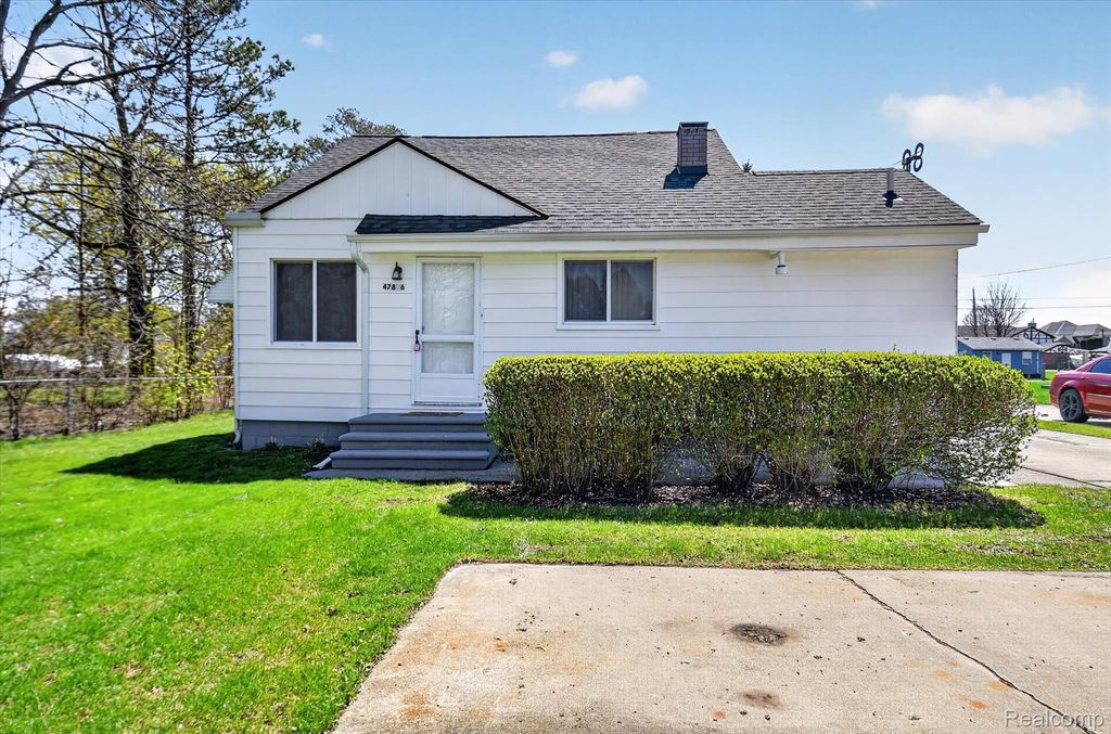47816 Jefferson Avenue, Chesterfield township