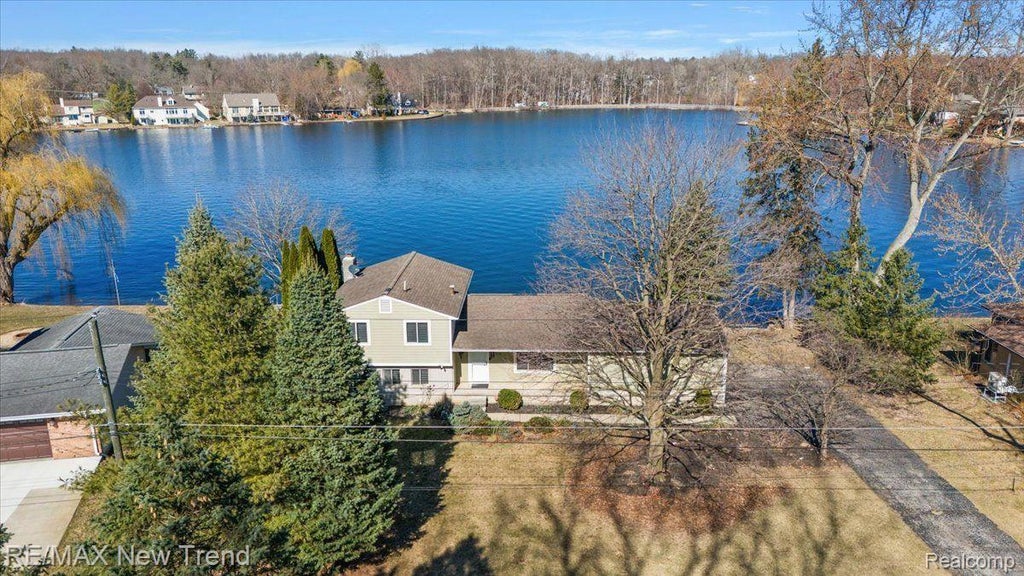 7135 Capri Drive, White Lake charter township