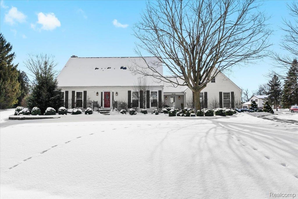 9112 Meadowdale Drive, Brighton township