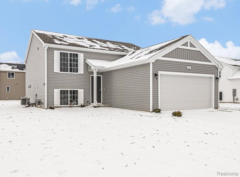 5528 Lahring Road, Fenton charter township