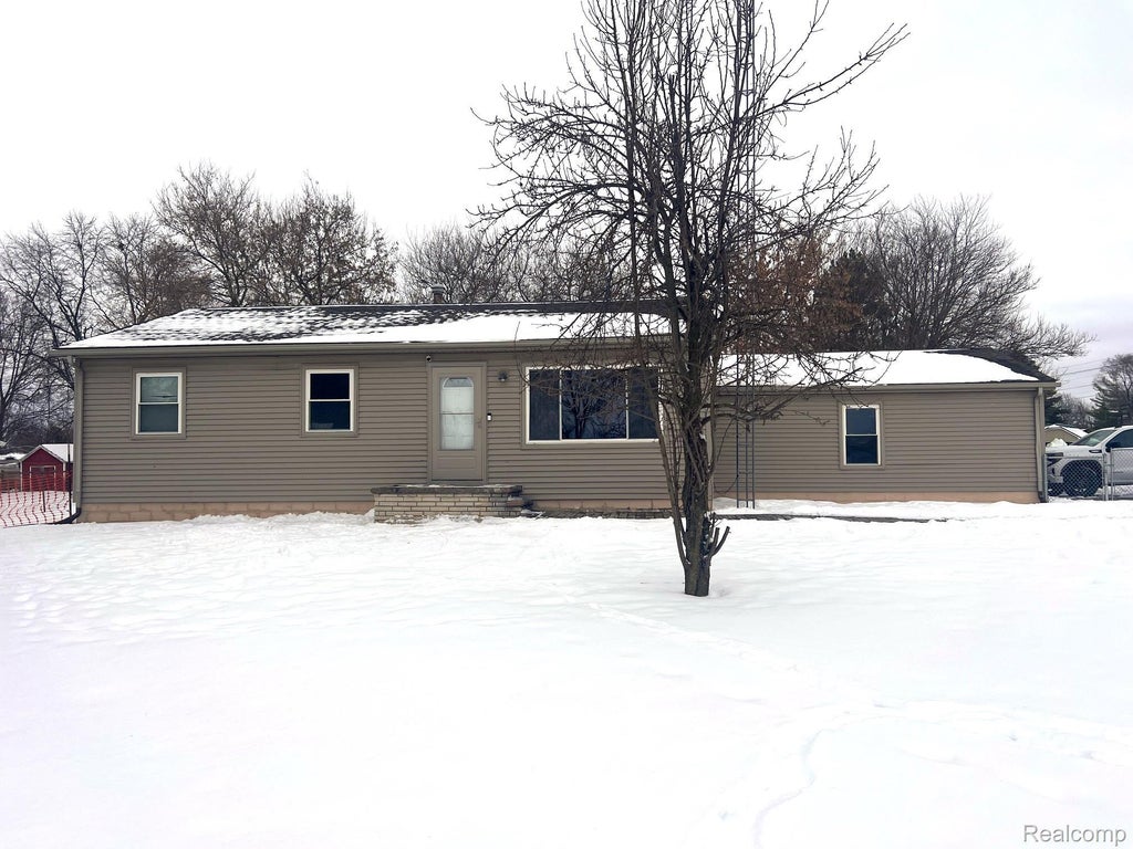 899 Oak Street, Lennon village