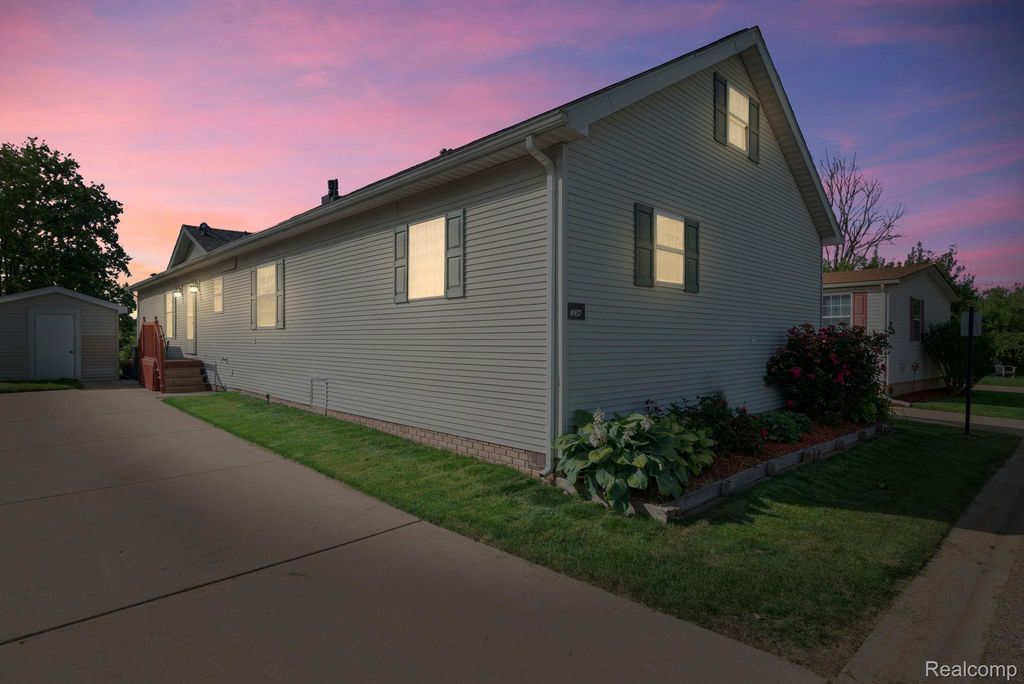 4957 Venice Circle, Salem township