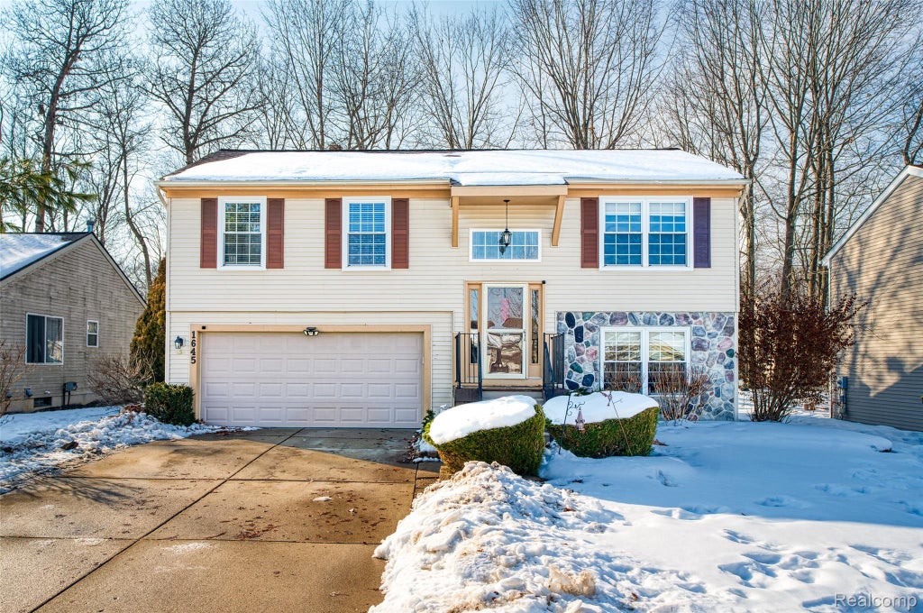 1645 Dartmoor Drive, Hartland township