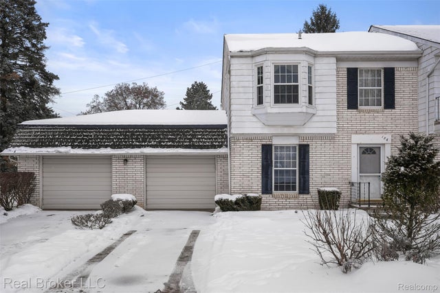 136 Stratford Lane, Rochester Hills city