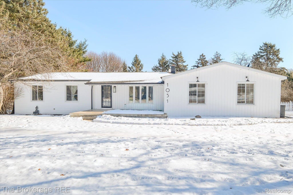 1051 S East Street, Fenton city