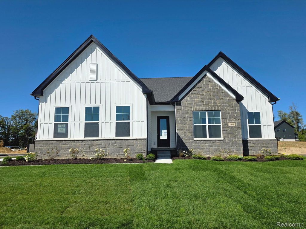 2636 Crystal Lake Drive, Commerce Twp