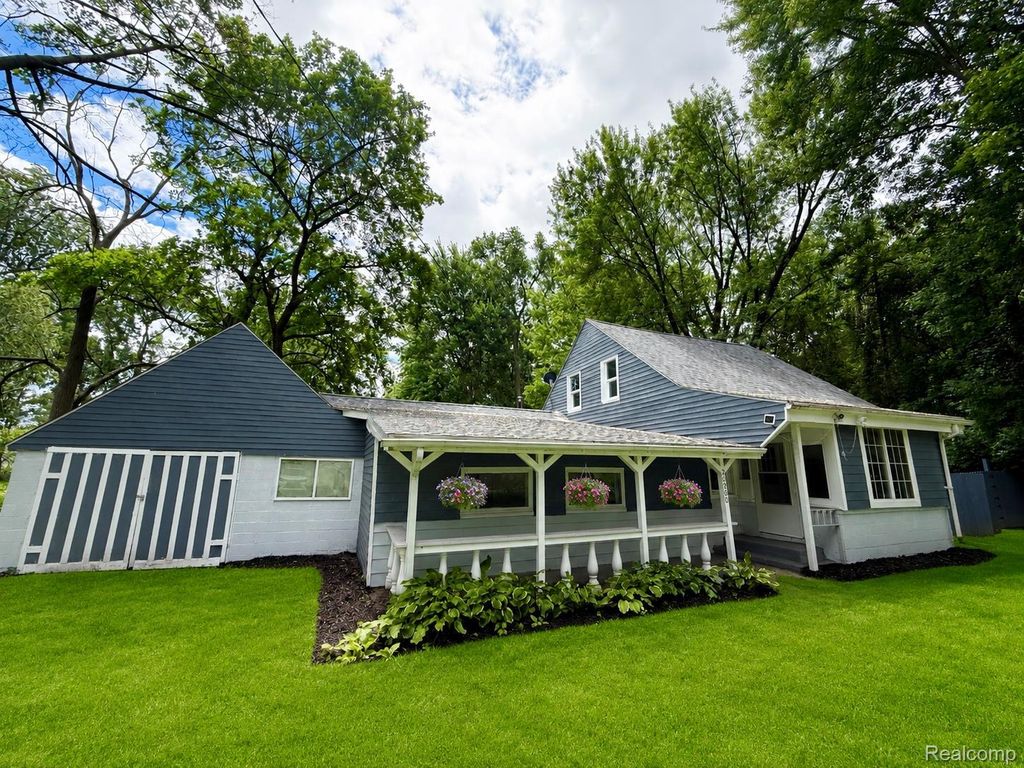 20500 Mckishnie Street, Clinton charter township