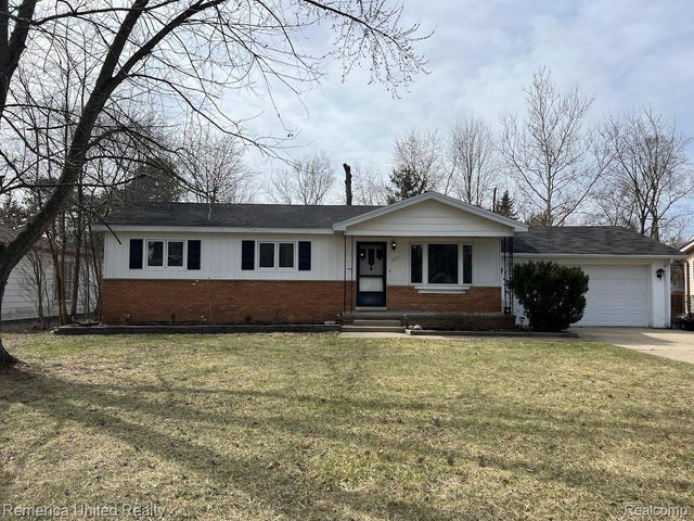 2615 Roselawn Street, Wolverine Lake village