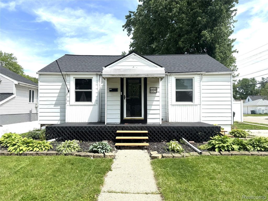 659 Gargantua Avenue, Clawson city