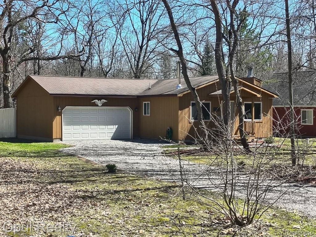 207 Butterfield Lane, Roscommon township
