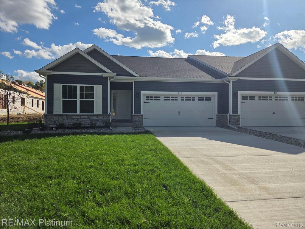 836 Oakwood Circle 36, Fenton