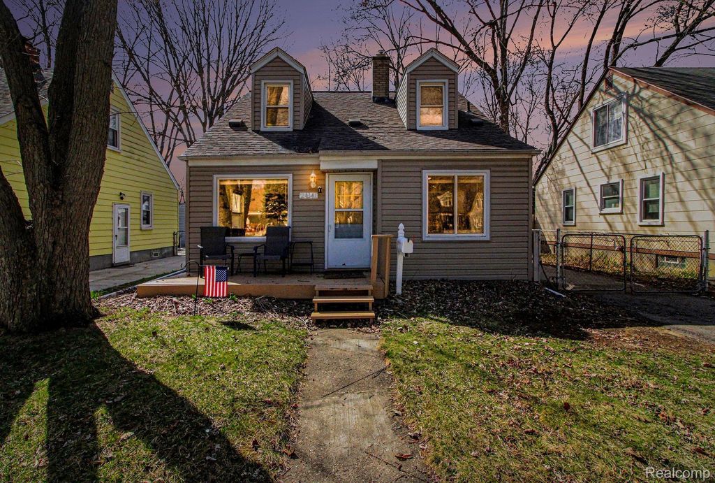 24341 Parklawn Street, Oak Park city