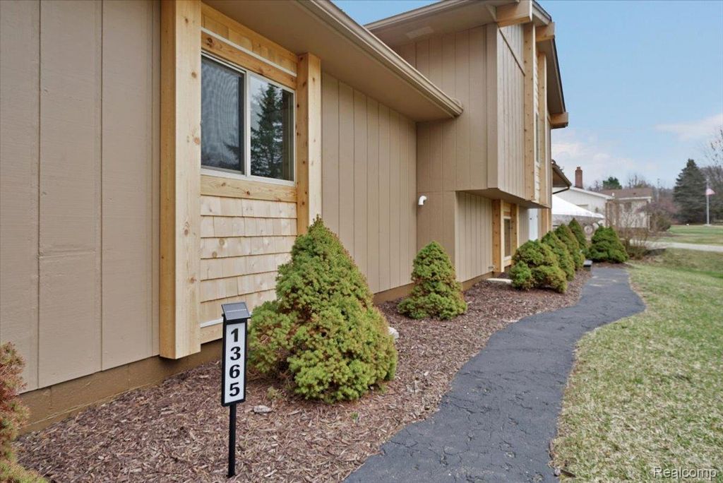 1365 Thistleridge, Holly township