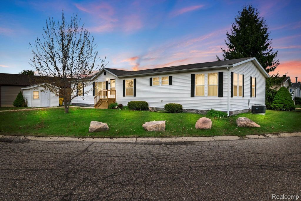 9740 Hathaway Drive, Salem township