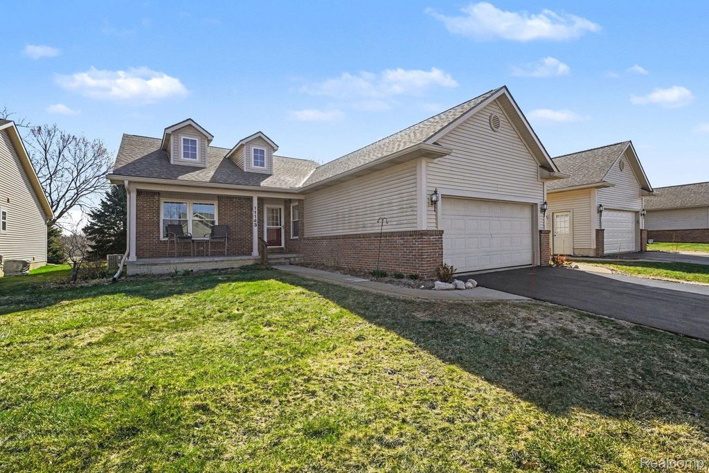 11143 Strathmore Court 14, Holly township