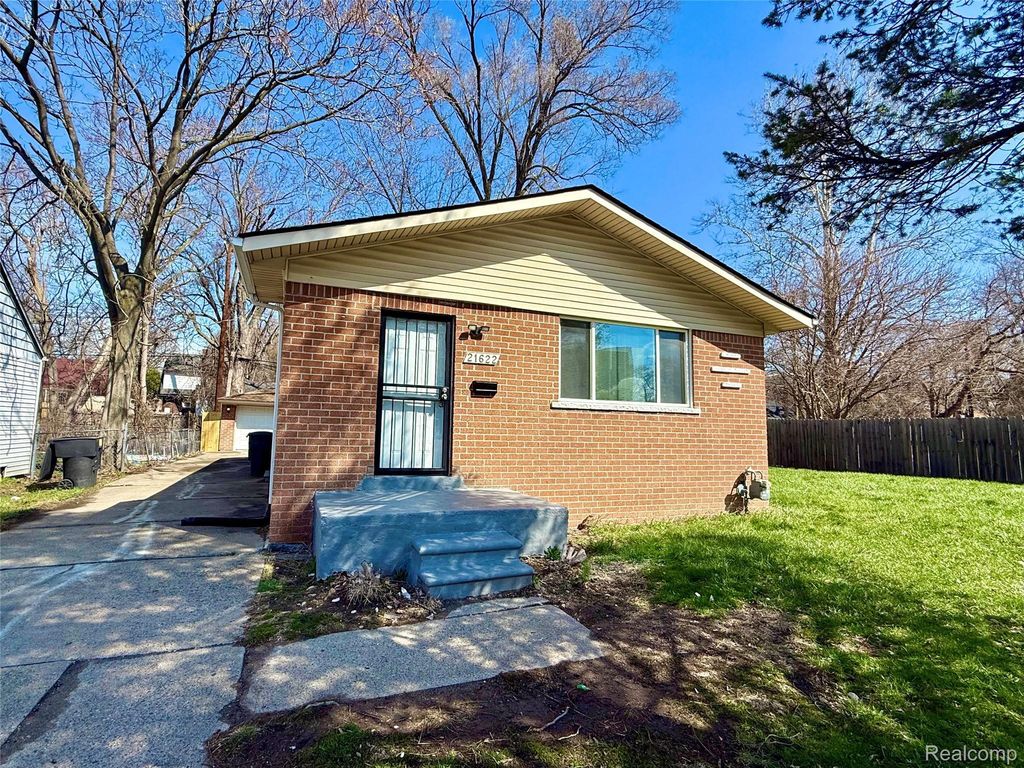 21622 Santa Clara, Detroit city