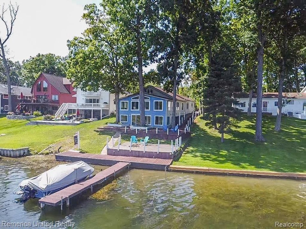 16431 Oak Hill Drive, Argentine township