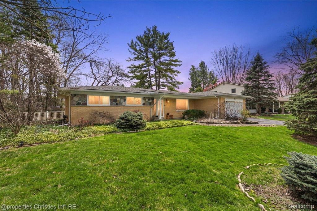 38482 Applewood Street, Clinton charter township