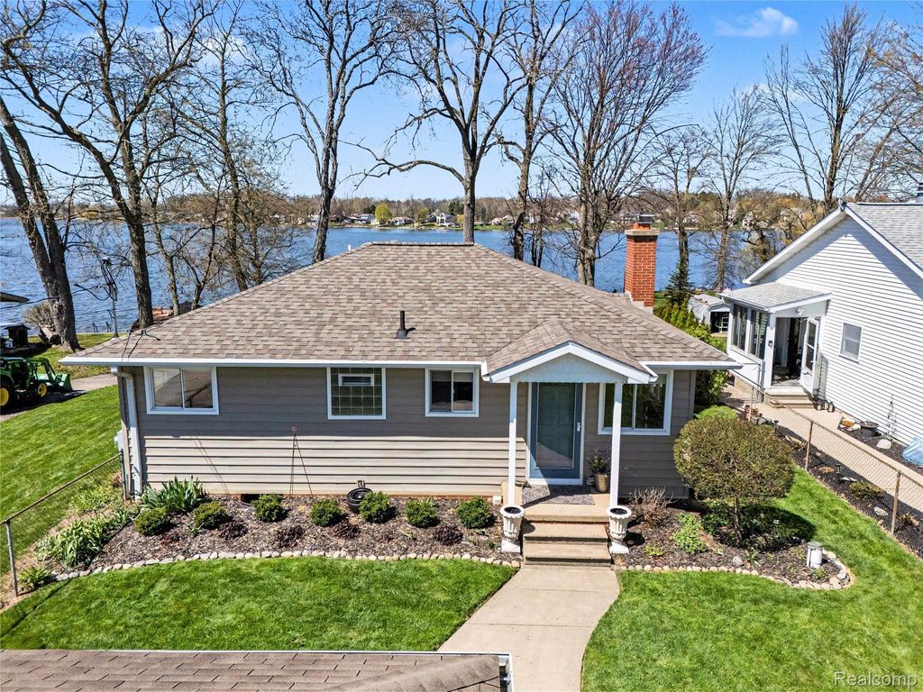 3504 Loon Lake Court, Fenton charter township