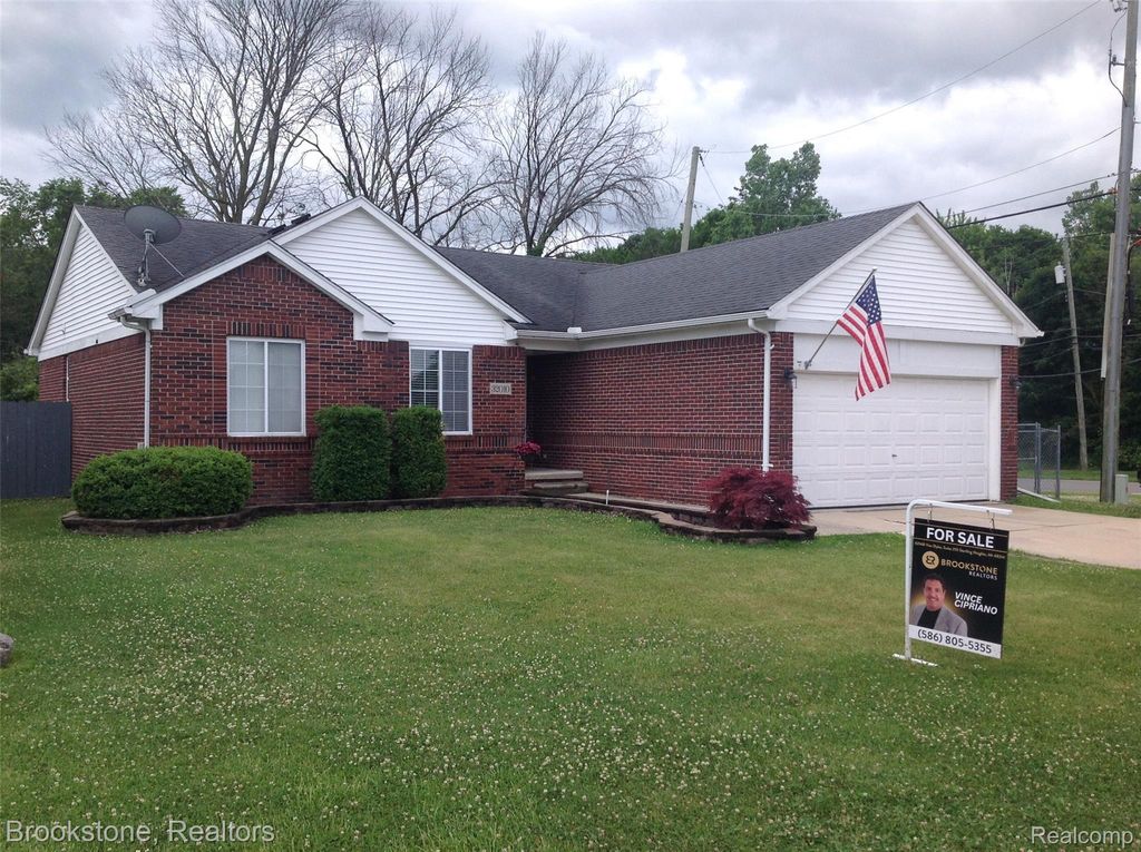32010 N Oakcrest Drive E, Chesterfield township