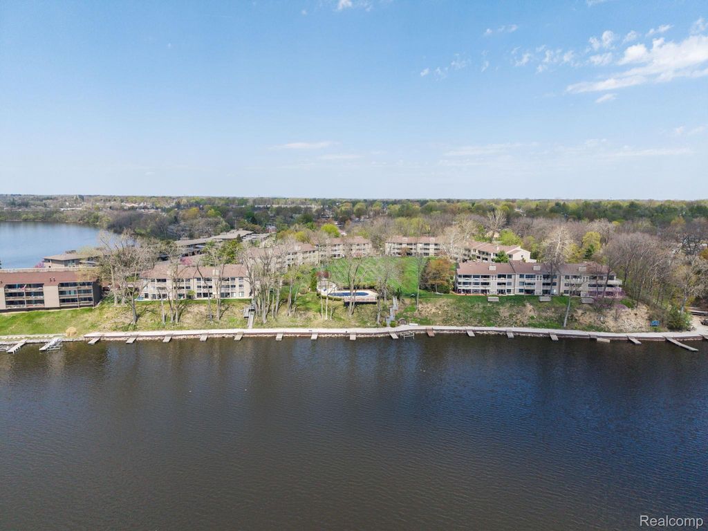 1680 Cliffs Landing 302e, Ypsilanti