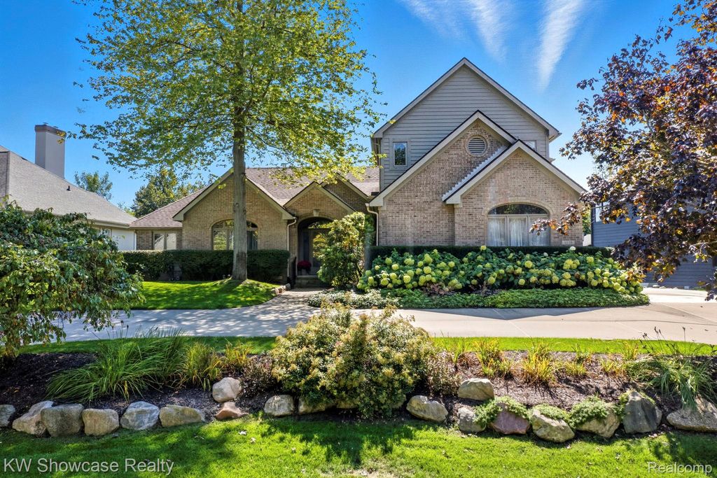 1539 Wandrei Court, Commerce Twp