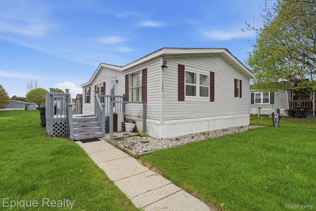 135 Hunters Rill Drive, Lapeer city