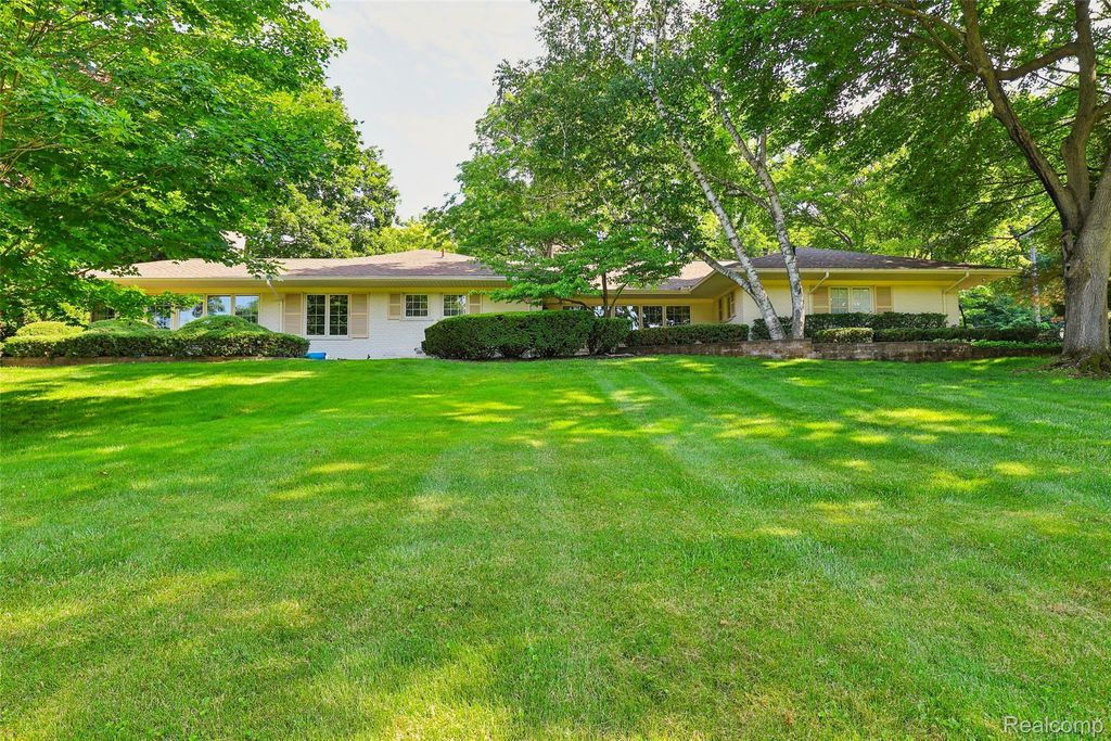 3821 Lakecrest Drive Drive, Bloomfield Hills city