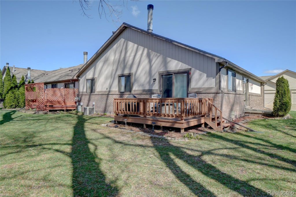 20522 Longwood Drive, Clinton Township