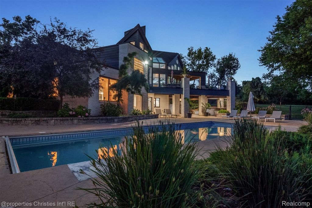 4912 Oakwood Court, Commerce charter township
