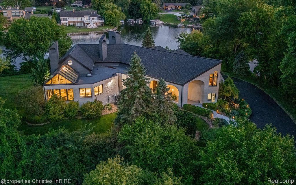 4912 Oakwood Court, Commerce Twp