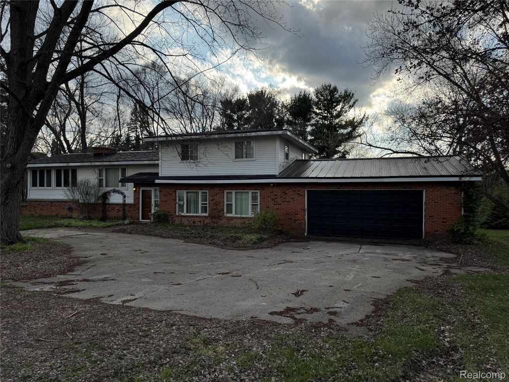 226 S Burkhart Road, Marion township