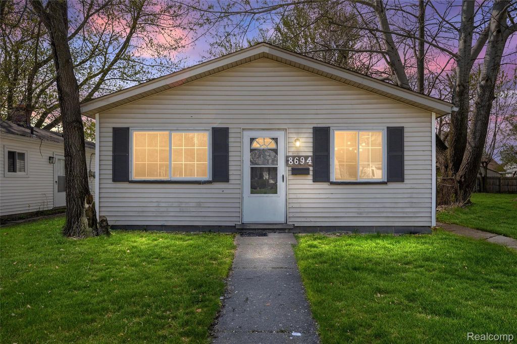 8694 Maxwell Avenue, Warren city