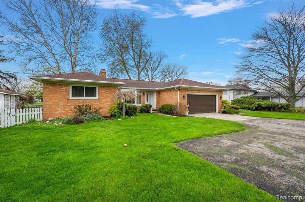 25651 S River Road, Harrison charter township