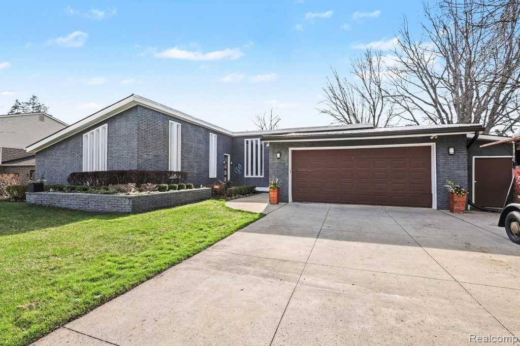 310 Pine Tree Road, Lake Orion