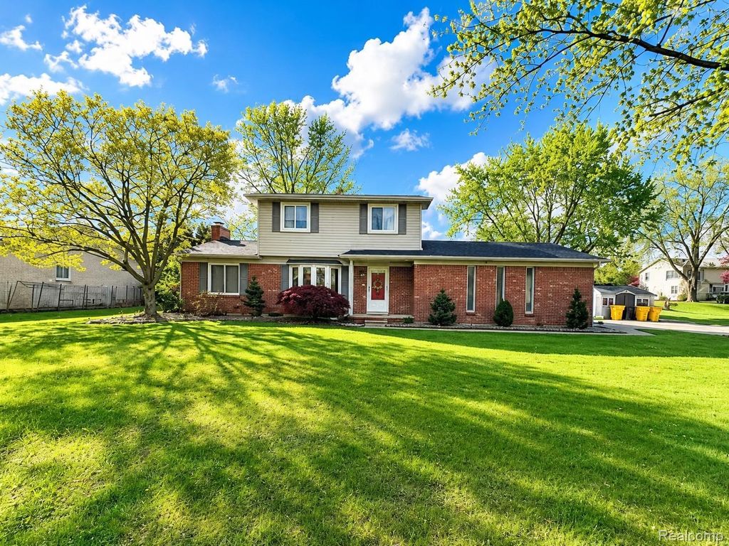 9739 Waterway Drive N, Grosse Ile township
