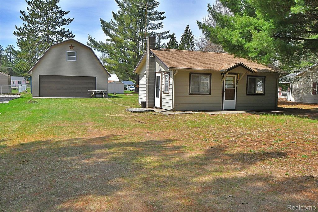 1865 Mullet Avenue, Richfield township