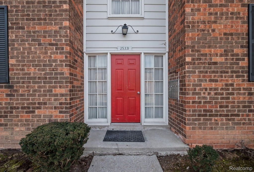 25331 Shiawassee Circle 206, Southfield