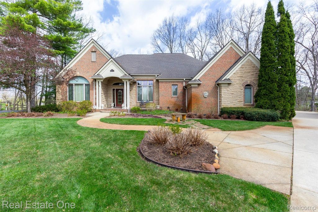 10215 Mill Pointe Drive, Atlas township