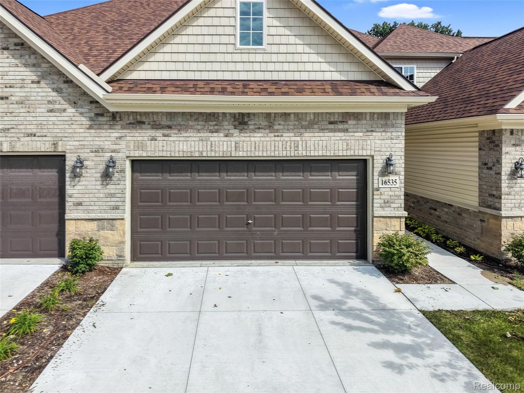 16535 Savor Lane 27, Clinton Township