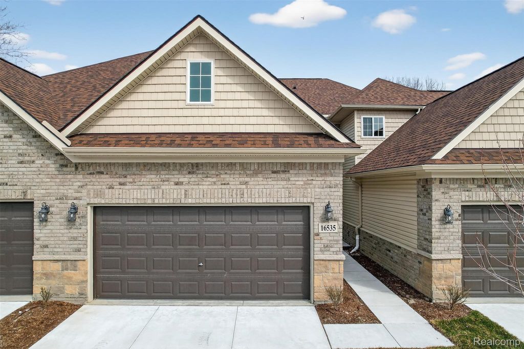 16535 Savor Lane 27, Clinton charter township