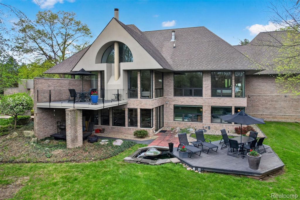 5044 Christy Court, Troy