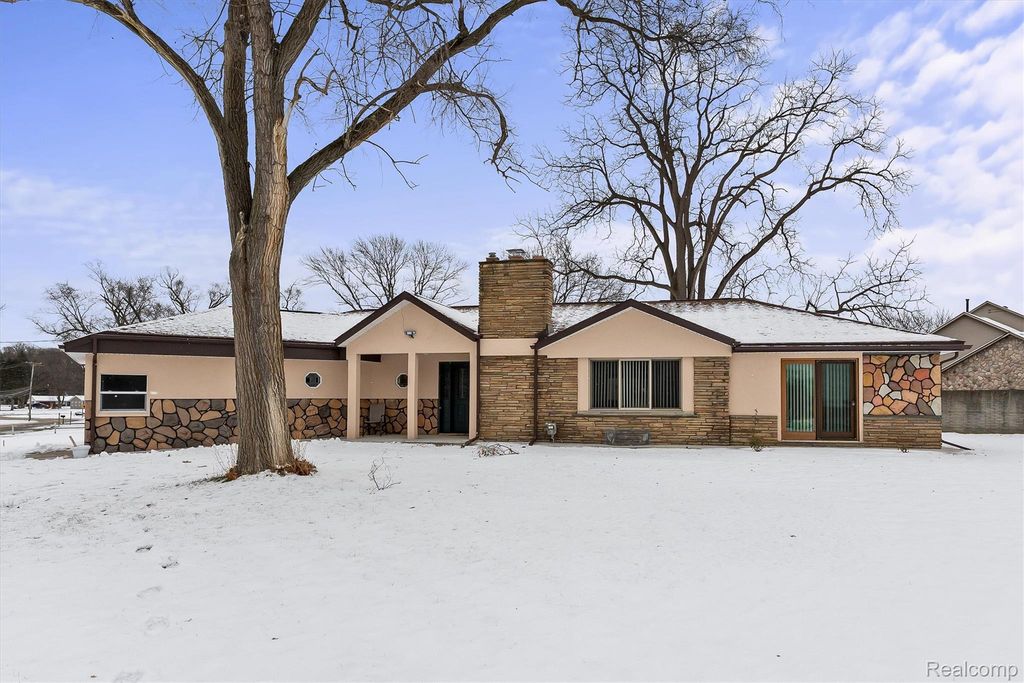15500 Millar Road, Clinton charter township
