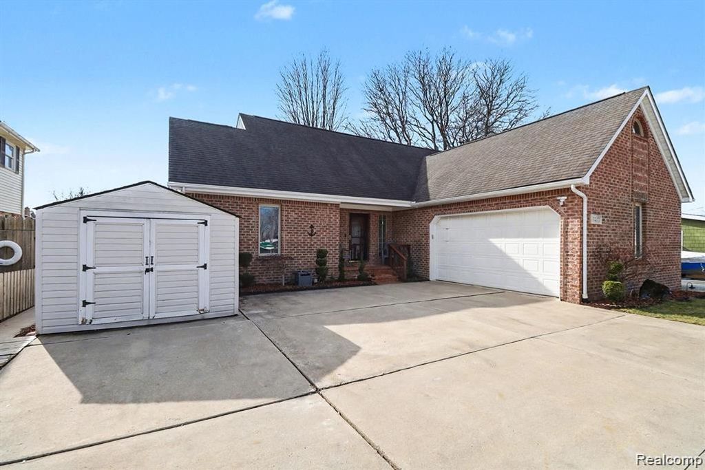 7277 Cardinal Street, Clay township