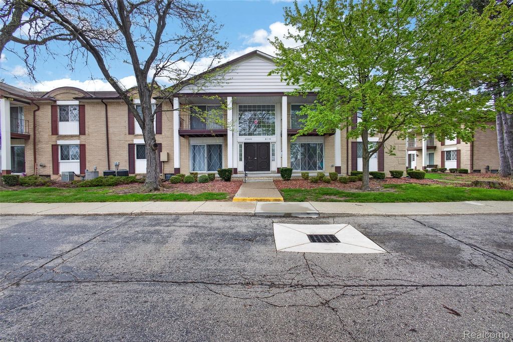 29200 Gloede Drive, Warren